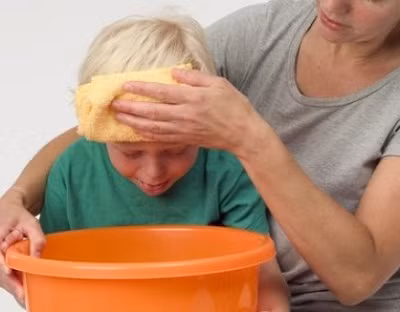 Trẻ dưới 6 tháng tuổi bị ngã thì cần có bác sĩ theo dõi chặt chẽ. Trẻ trên 6 tháng tuổi nếu ngã từ độ cao thấp hơn chiều cao của trẻ và không va đập vào vật gì sắc nhọn thì thường không sao. Nhưng nếu trẻ nôn mửa, không tỉnh táo hoặc lẫn lộn sau khi ngã thì cần đưa trẻ đi khám ngay lập tức.