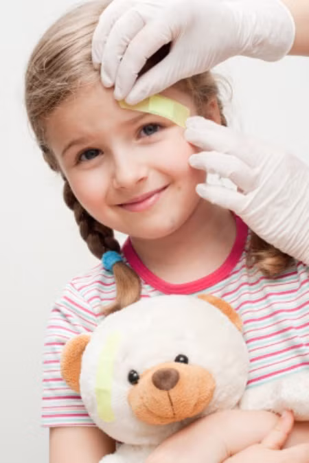 Trẻ em thường rất dễ va phải vật này vật kia rồi bị ngã. Nếu không may bị chảy máu, cần dùng tay ấn chặt vào đó để cầm máu. Nhưng nếu quá 10 phút mà trẻ vẫn không cầm máu thì có thể trẻ cần khâu vết thương. 