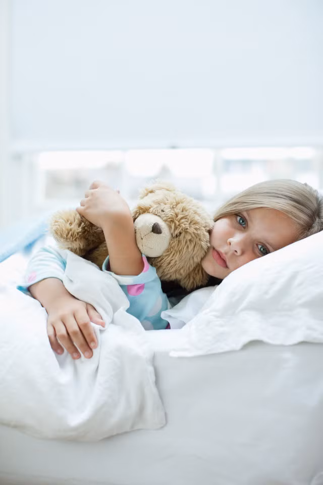 Nếu trẻ bị sốt đồng thời với đau đầu, cứng cổ thì đây có thể là dấu hiệu trẻ bị viêm màng não. Những dấu hiệu cần để ý khác là trẻ không phản ứng, mắt đờ đẫn, khó chịu khi bị ánh sáng chiếu vào. Trẻ cũng có thể nổi ban trên da. Lúc này nếu dùng một chiếc cốc lăn trên da và những nốt này không mờ đi thì cần gọi cấp cứu ngay lập tức. 