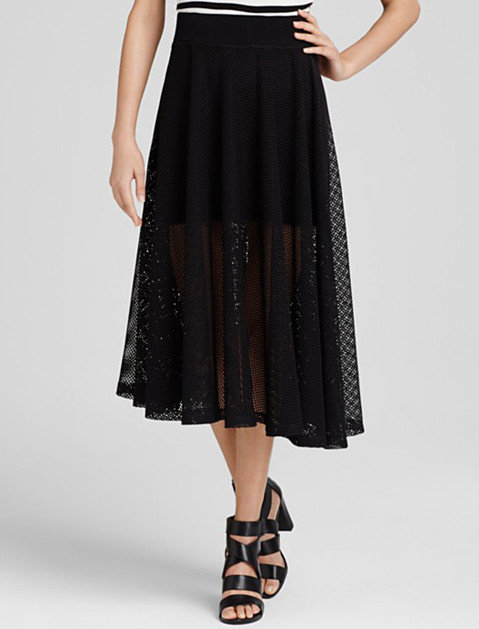 Kiểu dáng váy pha trộn giữa mini và midi này phù hợp cho cả công sở và dạ tiệc.