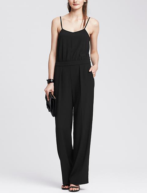 Ngoài điểm trừ là đi vệ sinh hơi bất tiện thì jumpsuit ống rộng rất dễ mặc và trông bạn như rất biết cách kết hợp. 