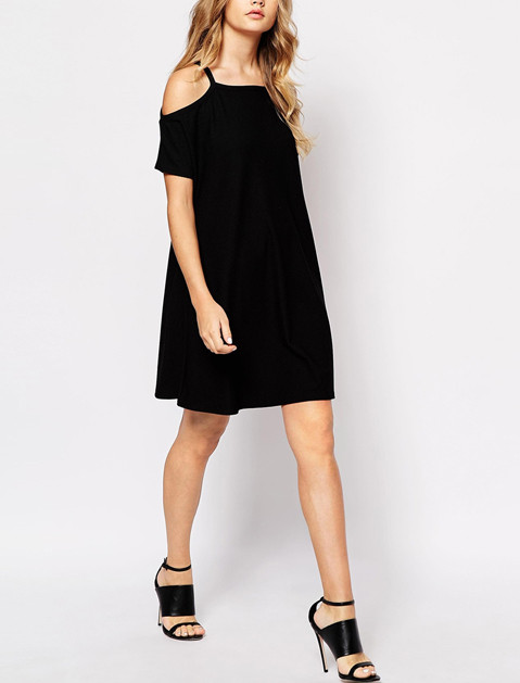 Hoặc không nhất thiết phải có một vài khoảng hở ở thân giữa mà hãy thử khoe một chút da thịt ở vai một cách đầy tinh tế và tôn dáng trong trang phục màu tối.