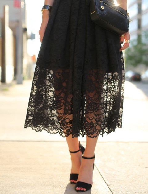 Mặc gì nếu bạn muốn có một bộ trang phục mát mẻ nhưng lại không hở hang? Hãy thử một chiếc váy midi đáp vải ren hoặc vải xuyên thấu để không bị quá nặng nề.