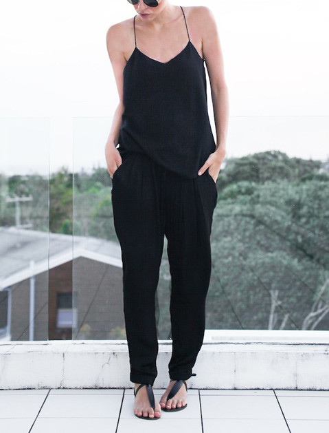 Thời tiết mùa hè nóng tới 37 độ không phải là lúc để mặc những trang phục có kết cấu. Những để không quá lôi thôi hãy mặc quần rộng hơi bó gấu với áo trên sơ vin một nửa. 