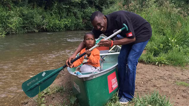 “Với lương tâm của một bác sĩ, tôi phải đi gặp Ethan. Nhưng khi nhìn thấy cậu bé tôi thật sự choáng váng vì trong suốt hơn 20 năm làm bác sĩ tôi chưa nhìn thấy cảnh tượng khủng khiếp như vậy bao giờ ở một đứa trẻ mới 2 tuổi, bụng phình to, suy dinh dưỡng và đầy giòi bọ” – Bác sĩ David Williams kể lại. 