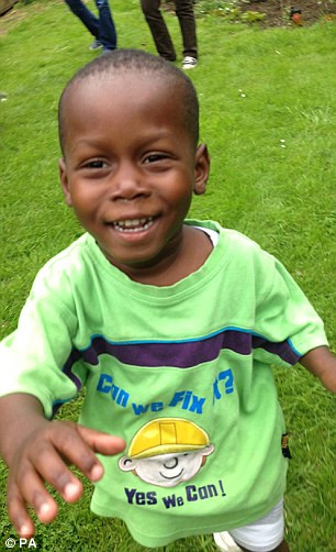 Một em bé 3 tuổi người Ghana bị đã tình cờ gặp được vị cứu tinh của đời mình để thực hiện ca phẫu thuật đổi đời. Ethan Suglo bị thoát vị rốn từ lúc mới sinh khiến các cơ quan nội tạng lòi ra ngoài ổ bụng khiến cậu bé phải mang một khối thịt to ở trước bụng. Cậu bé bị người dân ở đây gọi là cậu bé “mang thai” và luôn bị trêu trọc, soi mói mỗi khi ra đường. 