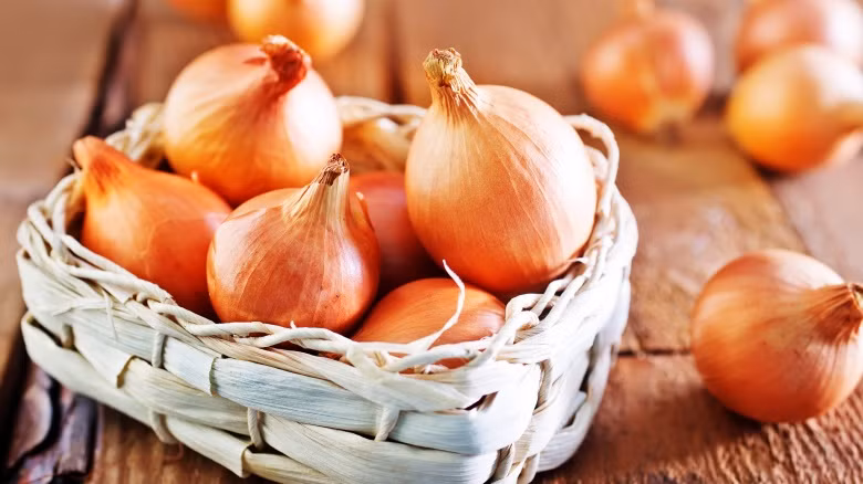 Trong hầu hết các món ăn, hành tây thường được thái miếng vuông trông kém hấp dẫn. Đối với những món như hành tây tẩm bột chiên giòn hoặc súp hành tây, bạn chỉ cần dùng dụng cụ bào sợi để có được thành phẩm như ý mà còn không bị cay mắt. 