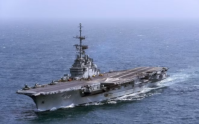 A12 là tàu sân bay nhỏ nhất trên thế giới được trang bị máy phóng hơi nước cho phép triển khai hoạt động nhiều loại máy bay chiến đấu hiện đại. Hàng không mẫu hạm này có thể mang theo 39 máy bay, trong đó có 22 máy bay phản lực và 17 trực thăng.