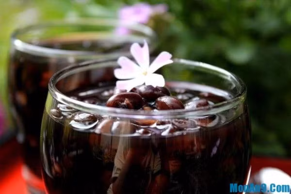 Trút phần đỗ đã sên đường trở lại nồi nước, nêm thêm đường nếu cần cho vừa khẩu vị. Để chè đỗ đen sánh và thơm, hãy hòa chút bột sắn dây và thêm vani vào. Lúc múc chè ra ăn, cũng có thể cho thêm ít sợi dừa tươi và thạch đen để cốc chè đỗ đen trở nên hấp dẫn hơn. 