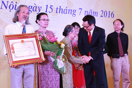 Phó Thủ tướng Vũ Đức Đam trao tặng Bằng khen của Thủ tướng Chính phủ cho bà Nghiêm Thúy Băng.