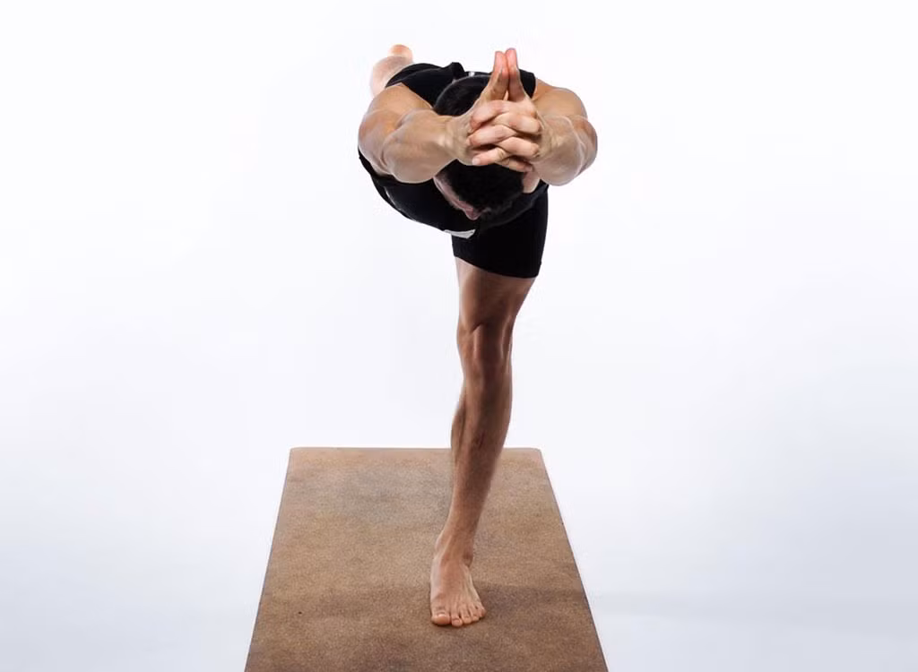 Các bài tập cân bằng cũng là một cách hay để làm thon gọn vòng 3 hay đốt mỡ hai bên sườn, chẳng hạn như tập đá hất chân sau đó chống đẩy bằng một chân. Bài tập này sẽ có tác động tới cả vùng core, đùi trong, đùi ngoài… 