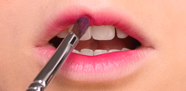 Kiểu đánh son lòng môi cũng là một lựa chọn vì đây là kiểu trang điểm môi phù hợp với mắt khói. Hãy dùng kem che khuyết điểm hoặc son môi màu da làm nền, dặm lên viền ngoài của môi. Sau đó dùng son môi màu sáng đánh vào giữa môi rồi dùng tay hoặc cọ tán đều ra phía ngoài. 