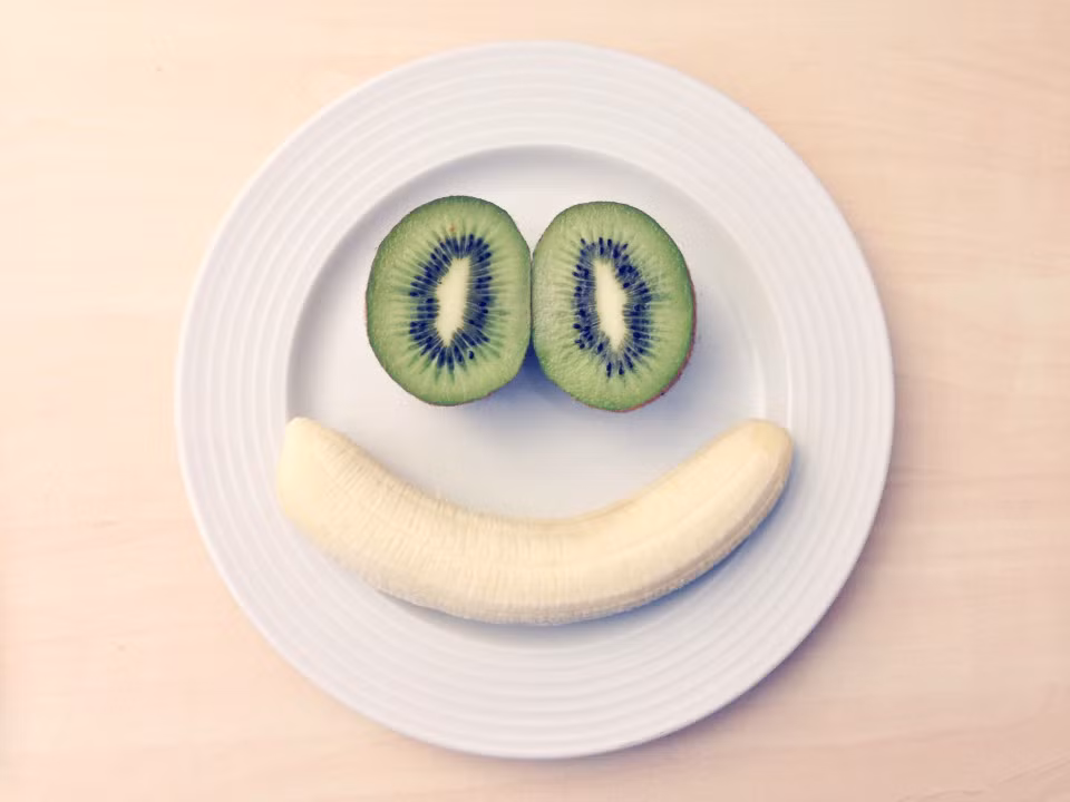 Thiếu calo: Khi cơ thể không được nạp đủ calo, cơ thể sẽ tự động chuyển sang trạng thái “nhịn đói” để biến calo thành mỡ và làm chậm quá trình trao đổi chất, không có lợi cho việc giảm cân. 