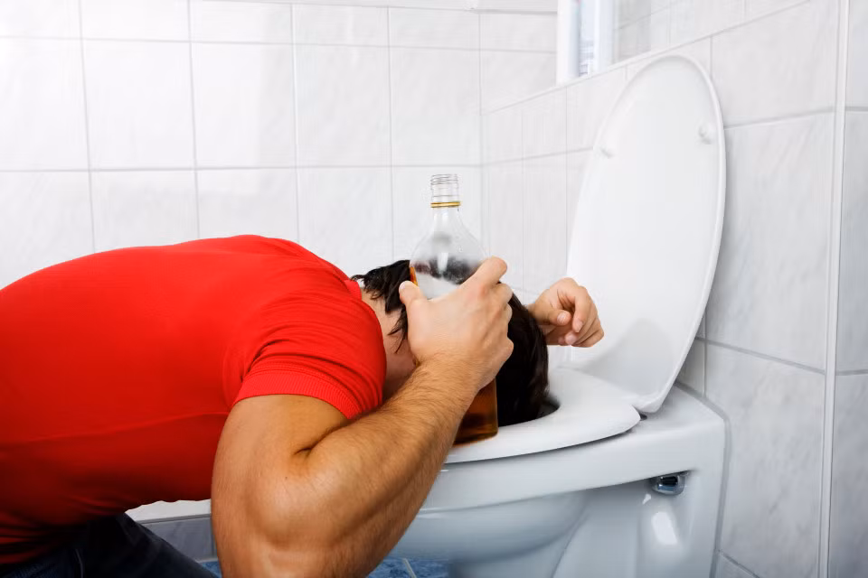 Mặc dù rất tốt cho sức khỏe nhưng tác dụng phụ của nước ép là gây cồn ruột, đau dạ dày, đau đầu, ủ rũ hoặc thay đổi thói quen đi nặng. Mặc dù đây không phải là những tác dụng phụ quá nghiêm trọng nhưng nếu bạn đang uống thuốc, đang có thai hoặc bị tiểu đường thì giảm cân bằng nước ép hoàn toàn không tốt cho sức khỏe, thậm chí còn có thể dẫn đến chết người. 