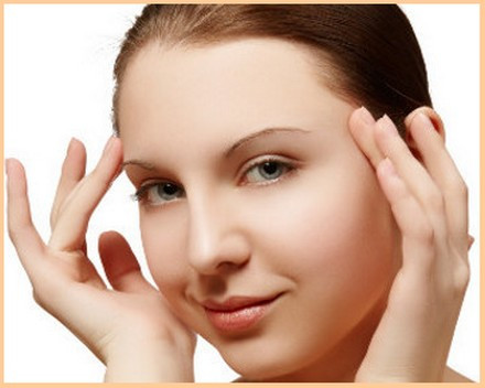 Mát xa mặt vào thứ 7: Nếu bị mất ngủ, lo lắng hay chỉ đơn giản là mệt mỏi, hãy dành thời gian mát xa mặt. Dùng 2 giọt tinh dầu hoa hồng và 2 giọt tinh dầu hoa cam đổ vào 2 thìa dầu, chẳng hạn như dầu jojoba. Sau đó dùng 2 ngón tay trỏ bôi dầu lên mặt nhẹ nhàng, tránh bôi vào mắt. Bắt đầu mát xa từ giữa trán sang hai thái dương, từ mũi ra má, từ cằm lên mang tai. Lặp lại khoảng 3 lần. Mát xa mặt sẽ kích thích lưu thông máu khiến bạn có làn da rạng rỡ. 