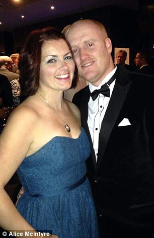 Điều cuối cùng Linsey Bell có thể nhớ được trước khi được đưa đến bệnh viện là nhận được hung tin con của cô có thể sẽ chết vì đột nhiên mất tim thai. 