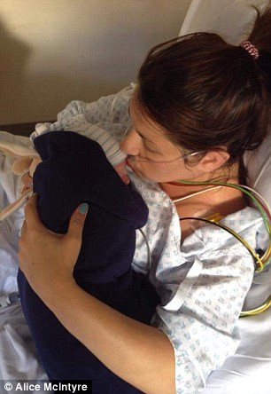 Thú nhận ban đầu hơi sợ hãi khi nhìn con nhưng Linsey nhận ra rằng cô đang nợ bé sự nuôi dưỡng cần phải trả, giống như 3 đứa con của cô hiện tại. Đôi lúc cô chỉ sợ để bé ấm quá vì muốn tận dụng tối đa thời gian còn lại với bé mặc dù em bé đã ngừng thở.