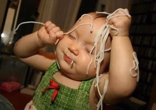 Kiên nhẫn đợi con ăn hết.