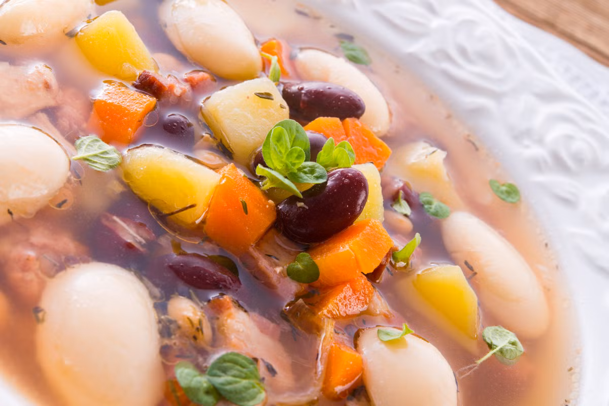 Khi cần protein và carb phức hợp để duy trì năng lượng suốt cả ngày hãy nghĩ ngay đến các loại đậu, kể cả đậu đóng hộp.