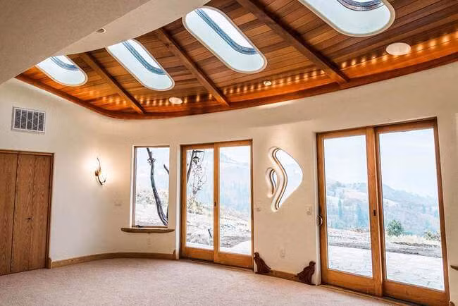 Các ô kính trên trần nhà để lấy ánh sáng.