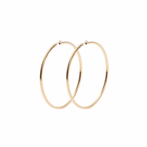 Khuyên tai hình tròn màu vàng vừa đủ lớn để gây ấn tượng nhưng không quá lớn đến mức lấn át các chi tiết khác khi kết hợp phụ kiện với trang phục.