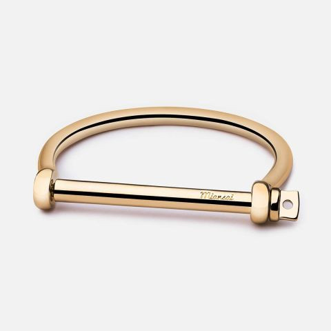 Kiểu đeo nhiều phụ kiện trên tay đã không còn thịnh hành nữa. Thay vào đó, hãy chọn một chiếc vòng tay bằng vàng đơn giản để thể hiện tính cách của bạn.