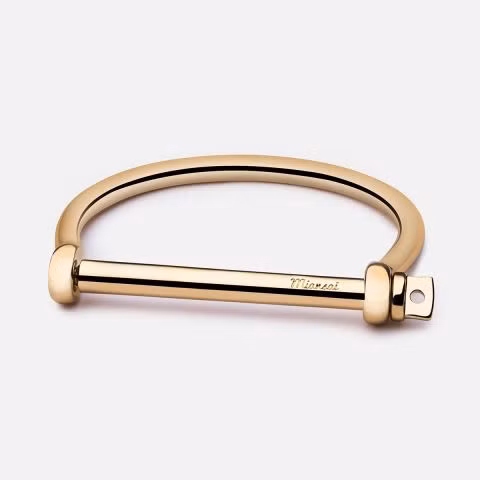 Kiểu đeo nhiều phụ kiện trên tay đã không còn thịnh hành nữa. Thay vào đó, hãy chọn một chiếc vòng tay bằng vàng đơn giản để thể hiện tính cách của bạn.