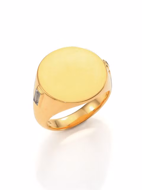 Nhẫn kiểu cocktail với mặt đá to bản cầu kỳ cũng rất đẹp, nhưng nếu bạn cần một phụ kiện ít bóng bẩy hơn để dễ kết hợp trang phục, bạn nên chọn kiểu nhẫn signet.