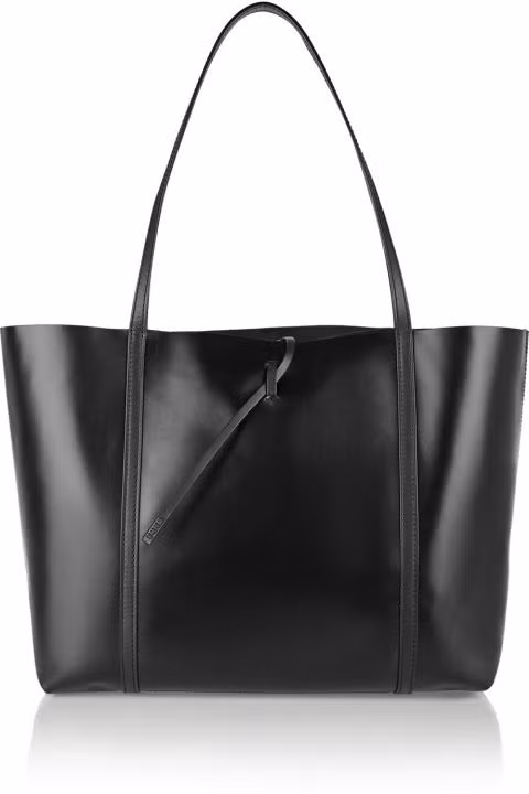 Một chiếc túi da to màu đen vừa hợp với trang phục công sở vừa thuận tiện nếu bạn muốn để nhiều đồ khi đi mua sắm.