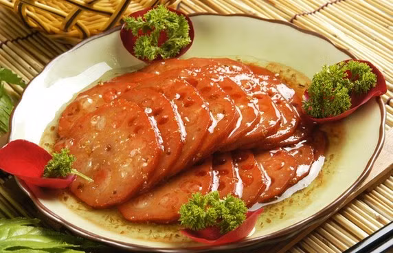 Hàng năm, mùa trung thu cũng là mùa thu hoạch củ sen, một thực phẩm chứa nhiều khoáng chất như đồng và các vitamin phức hợp để tăng sự thèm ăn. Củ sen hấp nhồi gạo nếp rồi dưới lên một lớp mật ong thoảng vị hoa mộc chi tượng trưng cho một cuộc sống sung sướng và an nhàn.