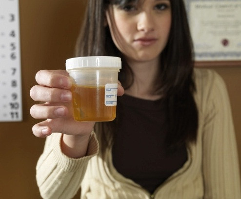 Còn về mùi khó chịu, theo lý thuyết dù bốc hơi nhanh đến đâu thì chất lỏng cũng sẽ ngấm vào da khả năng bị mùi là điều khó tránh khỏi. Xét về thành phần, nước tiểu chủ yếu là nước và một lượng nhỏ ure (dưới 5%), trong khi các sản phẩm dưỡng da có chứa ure còn có lượng ure cao hơn (khoảng 10%). Nên nếu tin vào tác dụng của ure, người dùng có thể tìm mua các sản phẩm dưỡng da có chứa ure.