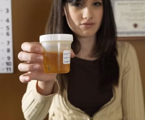 Còn về mùi khó chịu, theo lý thuyết dù bốc hơi nhanh đến đâu thì chất lỏng cũng sẽ ngấm vào da khả năng bị mùi là điều khó tránh khỏi. Xét về thành phần, nước tiểu chủ yếu là nước và một lượng nhỏ ure (dưới 5%), trong khi các sản phẩm dưỡng da có chứa ure còn có lượng ure cao hơn (khoảng 10%). Nên nếu tin vào tác dụng của ure, người dùng có thể tìm mua các sản phẩm dưỡng da có chứa ure.