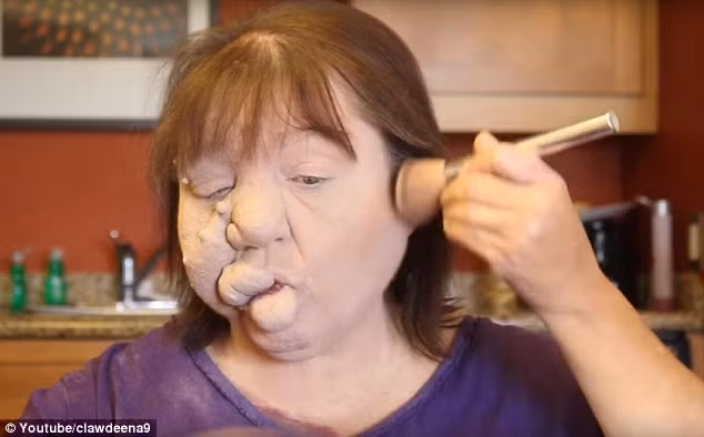 Bà mẹ 61 tuổi cũng trang điểm đúng cách bằng phấn tạo khối và highlight.