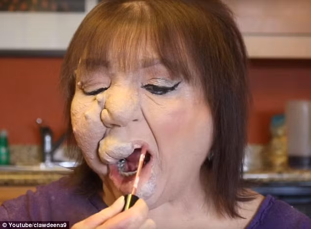 Sau trang điểm mắt là đến đánh son môi để hoàn thiện. Với Joanne, "mỗi người đều có vẻ đẹp riêng".