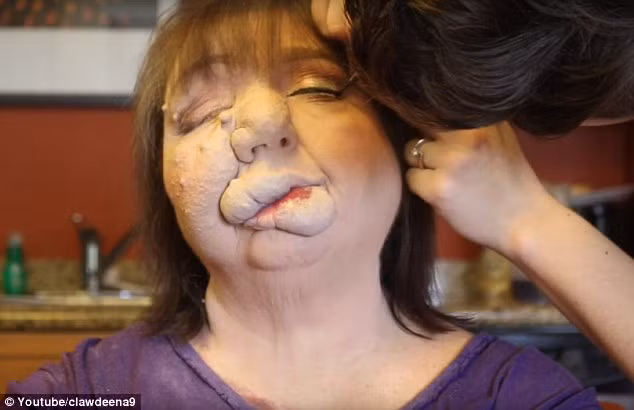 Cậu con trai Matthew kẻ viền mắt và đánh phấn mắt cho mẹ. Trước đó cậu cũng đã từng tải video hướng dẫn trang điểm trai thành gái lên Youtube. 