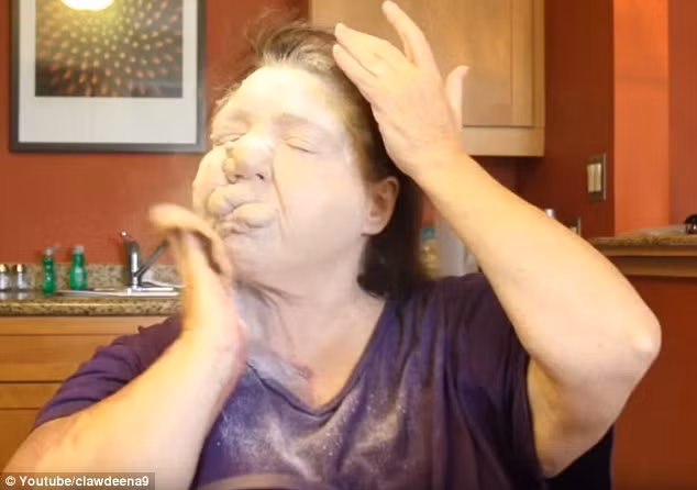 Sau kem nền là phấn phủ. Có vẻ bà phải dùng đến khá nhiều phấn phủ nên rơi hết xuống cổ áo.