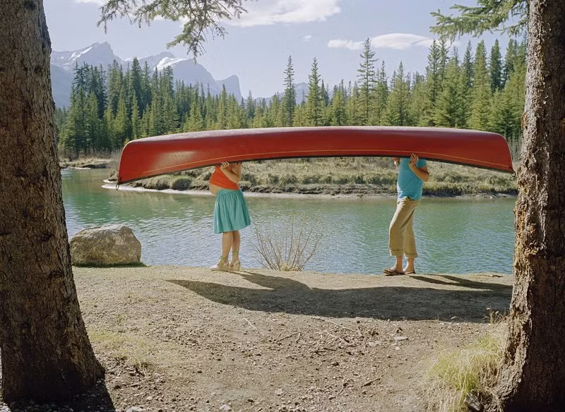 Một trong số những người dễ bị muỗi đốt là phụ nữ mang thai và người béo. Muỗi có thể xác định mục tiêu bằng cách ngửi mùi carbon dioxide từ khoảng cách 50m. Nghiên cứu cho thấy khi có thai, hơi thở nhiều carbon dioxide hơn bình thường nên muỗi bị thu hút. Điều này lý giải tại sao virus Zika gây nhỏ đầu lại hay đốt phụ nữ mang thai và đốt người lớn nhiều hơn trẻ em. 