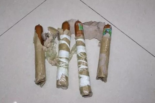 Ket dang cho thanh nien nem bom ...xuc xich vao nha ban gai