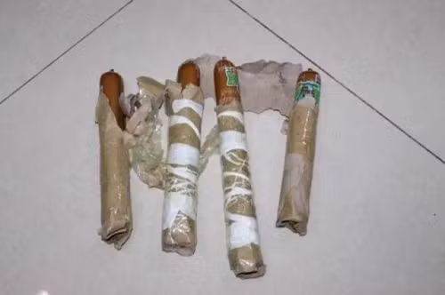 Ket dang cho thanh nien nem bom ...xuc xich vao nha ban gai