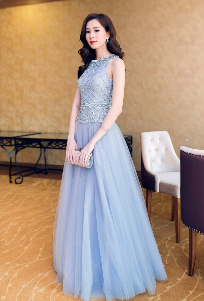 Đặng Thu Thảo trong trang phục dạ hội tông xanh pastel nổi bật ở sự kiện cuối tuần, bộ cánh hợp vẻ thanh thoát, nước da trắng hồng vốn có ở Hoa hậu Việt Nam. Ảnh: Mai Linh. 