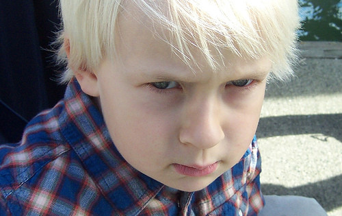 Tự do lấy đồ ăn thức uống: Đây cũng là một sự tiện lợi nhưng để trẻ tự làm điều mình thích đồng nghĩa với việc trẻ không được dạy cách phải theo quy tắc. Vì vậy mẹ cần thiết lập một số quy tắc trong nhà và thường xuyên nói với trẻ về những quy tắc đó, chẳng hạn như phải hỏi mẹ thì mới được ăn kéo, phải xin phép thì mới được mở TV… 