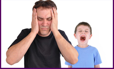 Ngắt lời: Có thể trẻ đang quá hào hứng nói cho mẹ biết chuyện gì hoặc hỏi mẹ điều gì đó, nhưng nếu để trẻ ngắt lời mẹ khi đang nói thì trẻ sẽ không biết cách chu đáo với người khác hay khiến bạn bận rộn thêm trong lúc đang bận rộn. Để dạy trẻ cách cư xử, mẹ hãy yêu cầu trẻ im lặng hoặc không cắt ngang khi mẹ đang bận hoặc đang nói, sau đó cho trẻ chơi trò gì đó chúng thích. Nếu trẻ vẫn tiếp tục quấy rầy thì nói cho trẻ biết rằng chúng sẽ không có được cái chúng muốn nữa nếu cứ tiếp tục như vậy. 