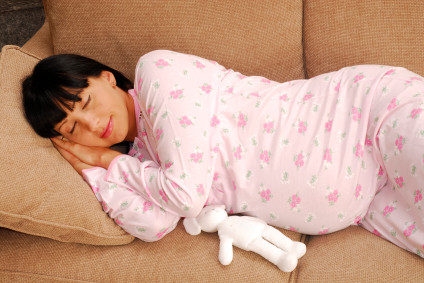 Khi ngủ hãy nằm nghiêng sang một bên, tốt nhất là nghiêng sang trái để thận có thể hoạt động mạnh hơn, loại bỏ nước thừa và làm giảm tình trạng phù nề. Bà bầu có thể chọn tư thế nằm kê chân cao hơn đầu hoặc chỉ đơn giản là giảm thời gian đứng và nằm nhiều hơn để phân bố nước đều hơn cho cơ thể, nhờ vậy phần mắt cá chân và bàn chân sẽ đỡ bị phù.