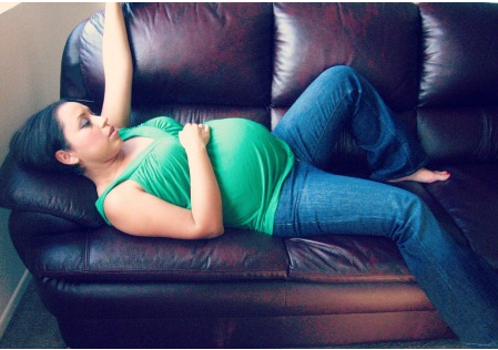 Chọn những bài tập thể dục dành cho người mang thai như đi bộ (giúp máu luân chuyển thay vì tích tụ) hoặc bơi lội. Áp lực nước khi bơi lội cũng có tác dụng đẩy nước ra khỏi tế bào trở lại mạch máu rồi đến thận để bạn có thể đi tiểu ra ngoài. 