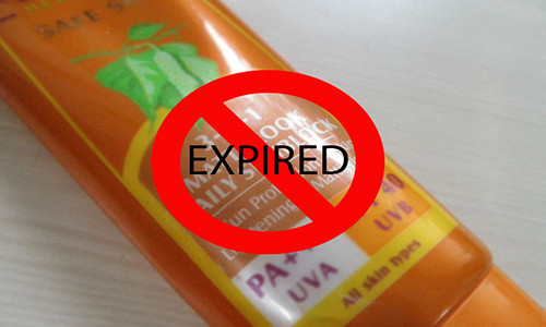 Điều đầu tiên cần kiểm tra là hạn sử dụng ghi trên nhãn chai. Kem chống nắng hết hạn sử dụng chắc chắn không dùng được nữa. 