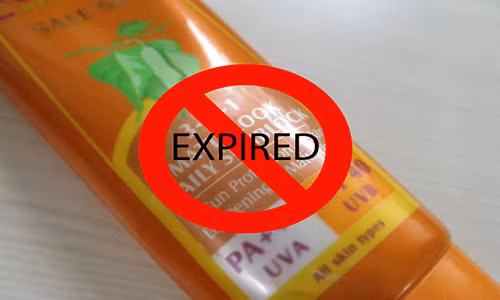 Điều đầu tiên cần kiểm tra là hạn sử dụng ghi trên nhãn chai. Kem chống nắng hết hạn sử dụng chắc chắn không dùng được nữa. 