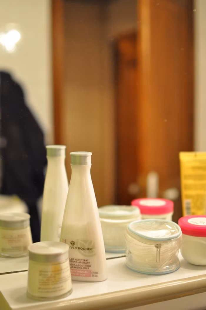  Ngoài nhiệt độ, độ ẩm cũng khiến kem chống nắng mất độ ổn định và lên nấm mốc. Vì vậy không nên để kem chống nắng ở những nơi có độ ẩm cao như bồn tắm hoặc máy xông hơi. 