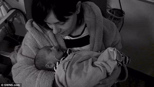 Sau 2 lần truyền máu, bé Brian đã giữ được tính mạng nhưng cái giá phải trả cho sự chủ quan của bác sĩ là dị tật nghiêm trọng. Hiện đã 7 tháng tuổi nhưng Brian không nghe thấy, mắt mờ, không tự nhấc đầu lên được và khả năng là sẽ không bao giờ đi được. Cả gia đình đều hy vọng tim bé sẽ có thể hoạt động bình thường nhưng vẫn còn quá sớm để đoán trước điều gì sẽ xảy ra. 