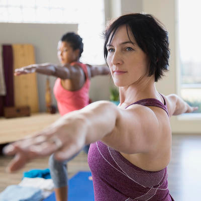 Ở tuổi 60, hooc-môn sụt giảm và bạn chính thức bước vào thời kỳ mãn kinh. Hệ tiêu hóa cũng chậm lại và càng ngày bạn càng tích thêm mỡ vào bụng.