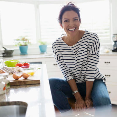 Ở tuổi 40, trông bạn không béo ra nhưng lại lên cân. Điều này là do lượng hooc-môn trồi sụt, nhất là trong thời kỳ tiền mãn kinh. Bạn có thể đối phó với điều này bằng cách lựa chọn kỹ càng đồ ăn và năng tập thể dục.